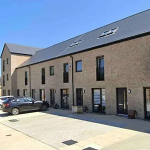 Modern 3 Bed With Free Parking And Garden Close To Center And Airport Villa