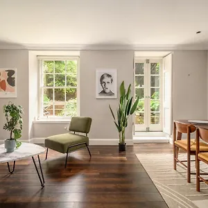 Retro New Town Garden Flat Apartment