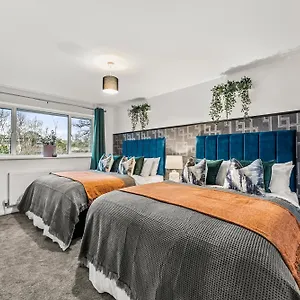  Holiday home Elegant Retreat In - Garden & Parking Included United Kingdom